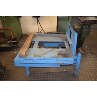 Hydraulic lifting and swiveling table